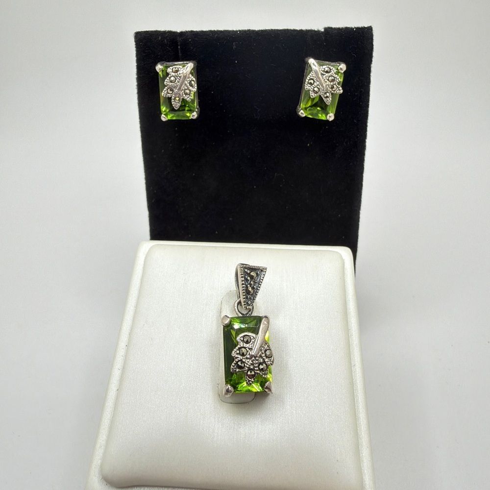 Faceted emerald cut green glass, marcasite stud earrings and pendant set in 925!